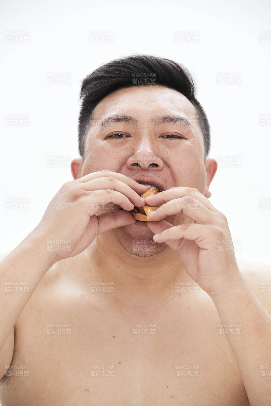 大吃特吃各种食物的肥胖亚洲男子图片