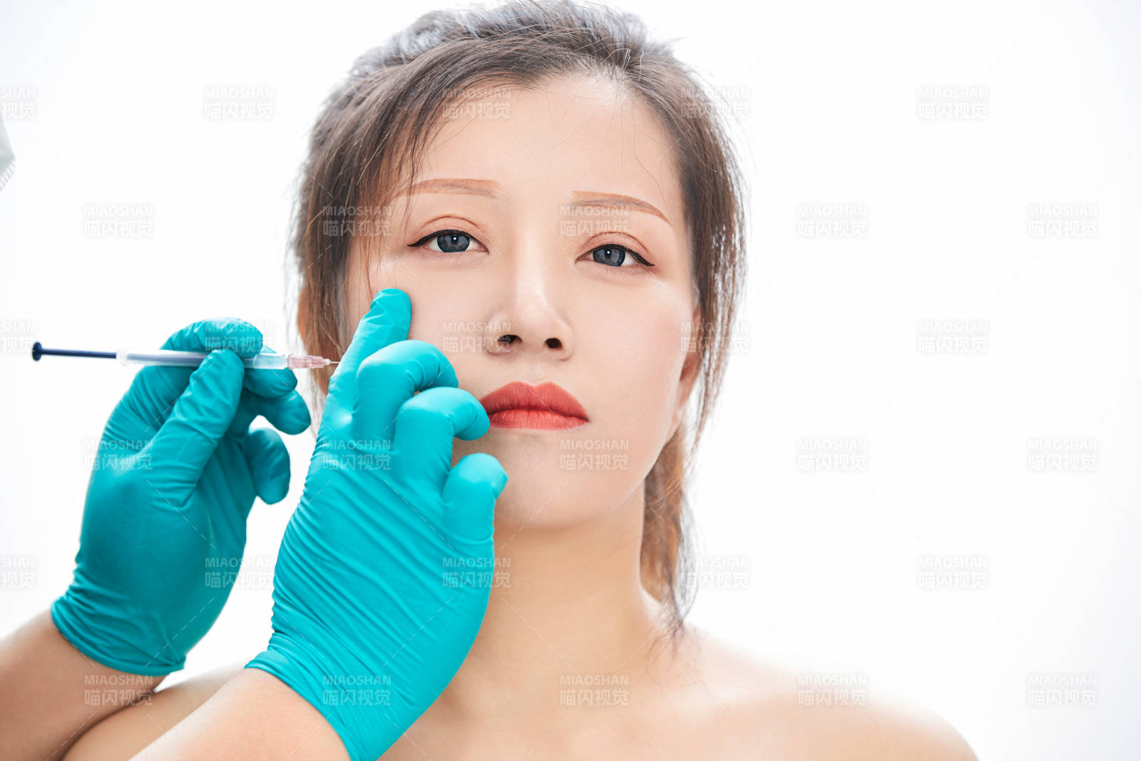 做面部注射整形的亚洲女士图片