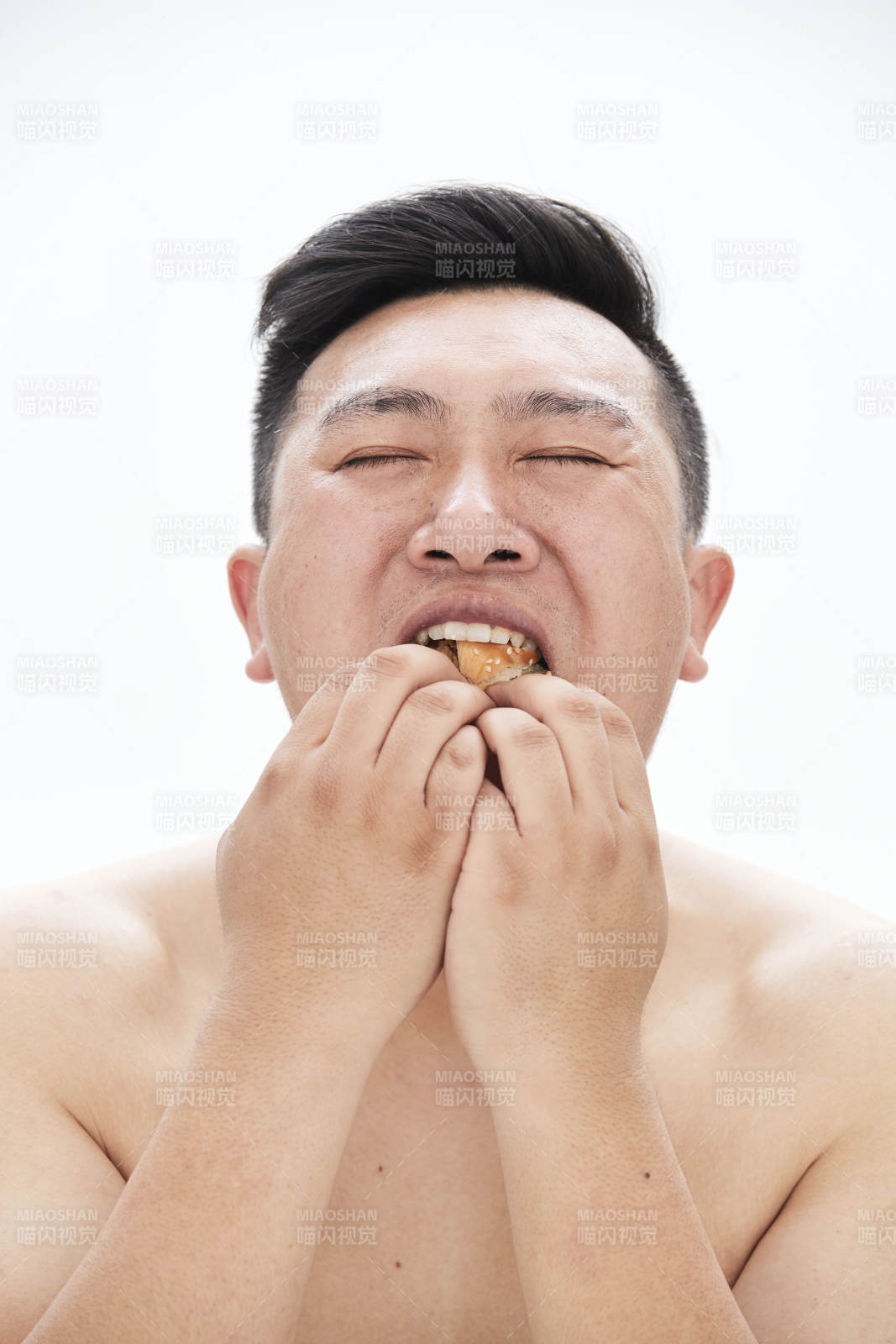 大吃特吃各种食物的肥胖亚洲男子图片