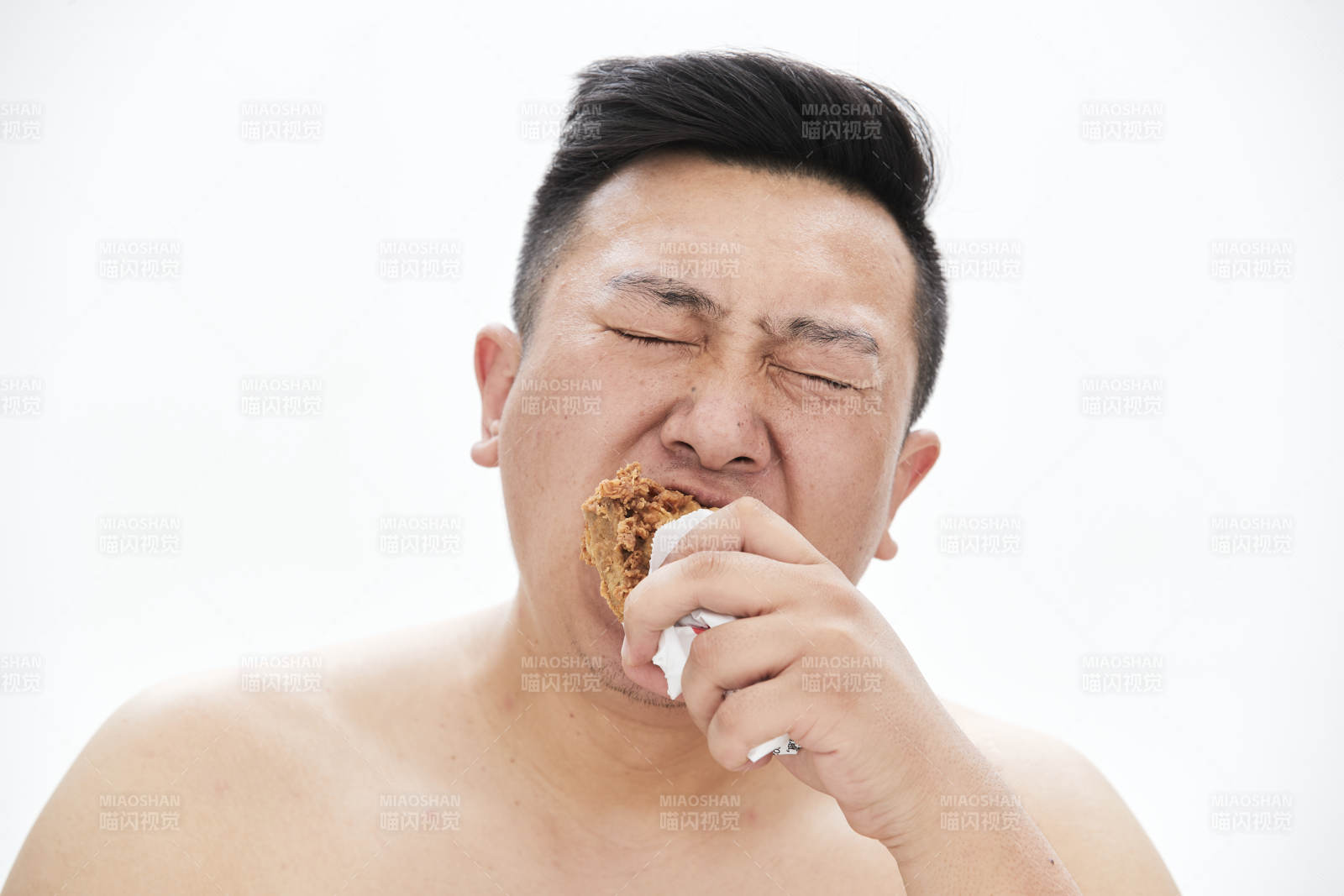 大吃特吃各种食物的肥胖亚洲男子图片