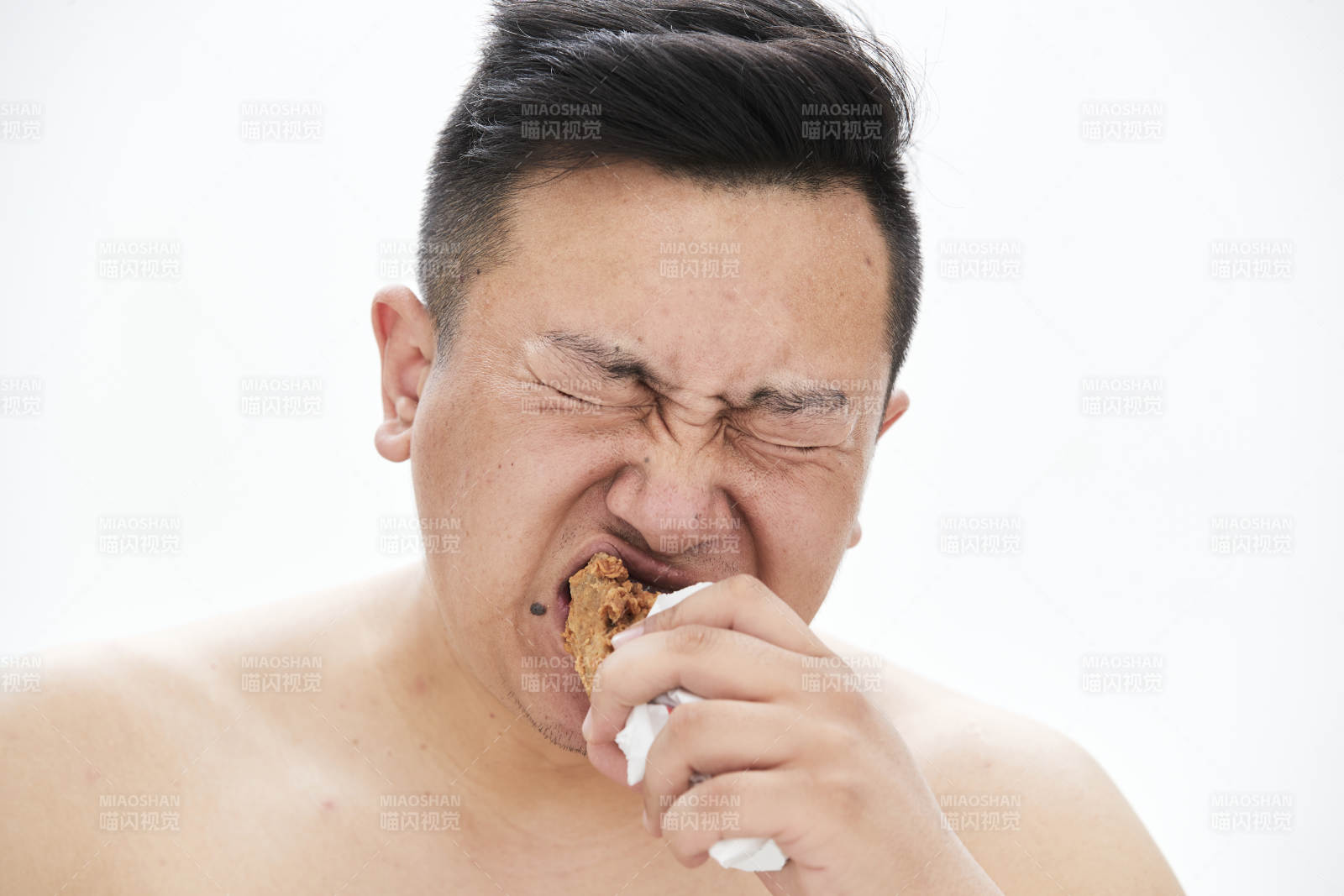 大吃特吃各种食物的肥胖亚洲男子图片