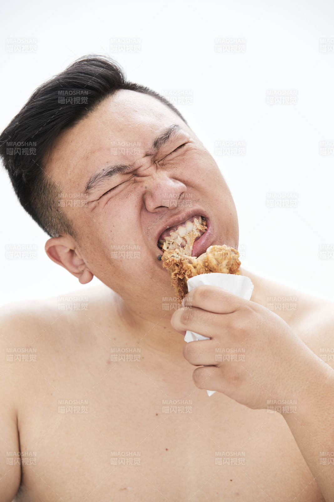 大吃特吃各种食物的肥胖亚洲男子图片