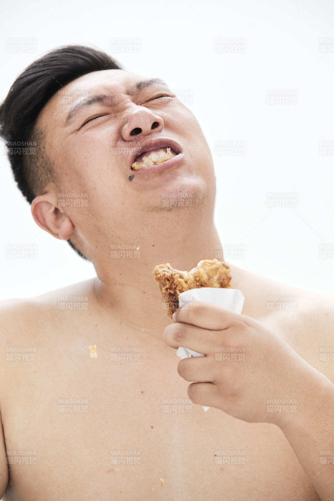 大吃特吃各种食物的肥胖亚洲男子图片