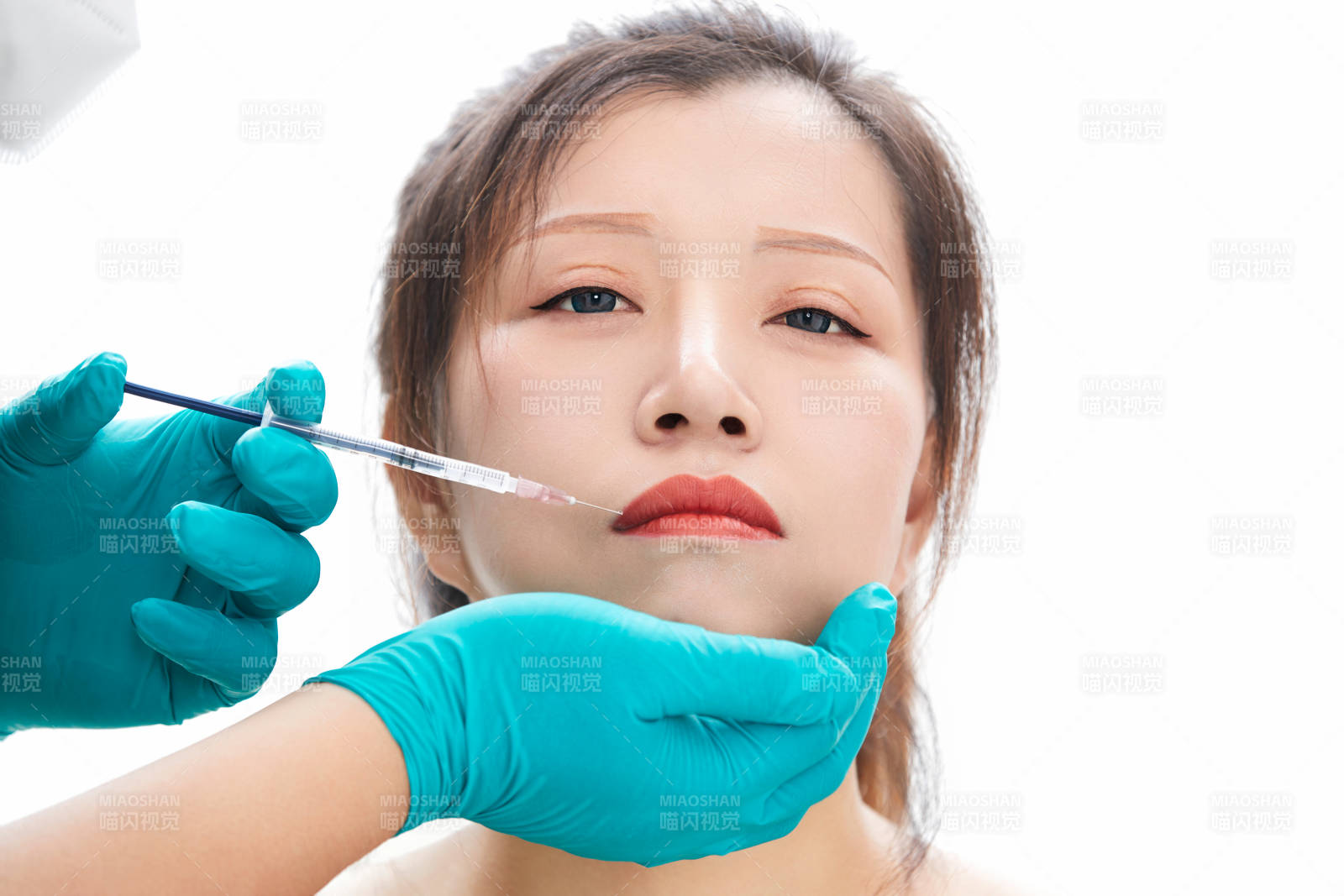 做面部注射整形的亚洲女士图片