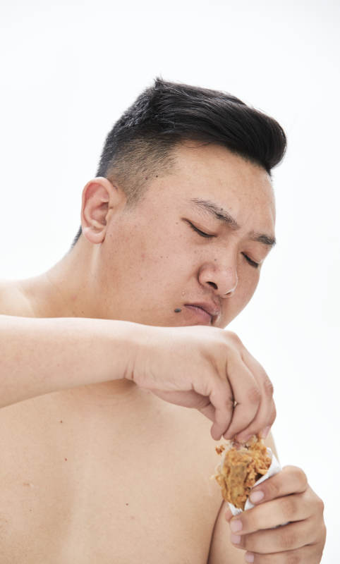 大吃特吃各种食物的肥胖亚洲男子图片