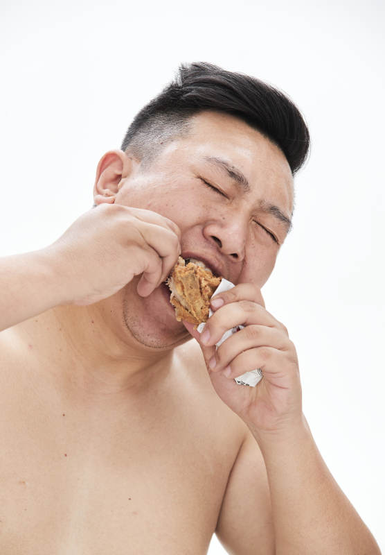 大吃特吃各种食物的肥胖亚洲男子图片