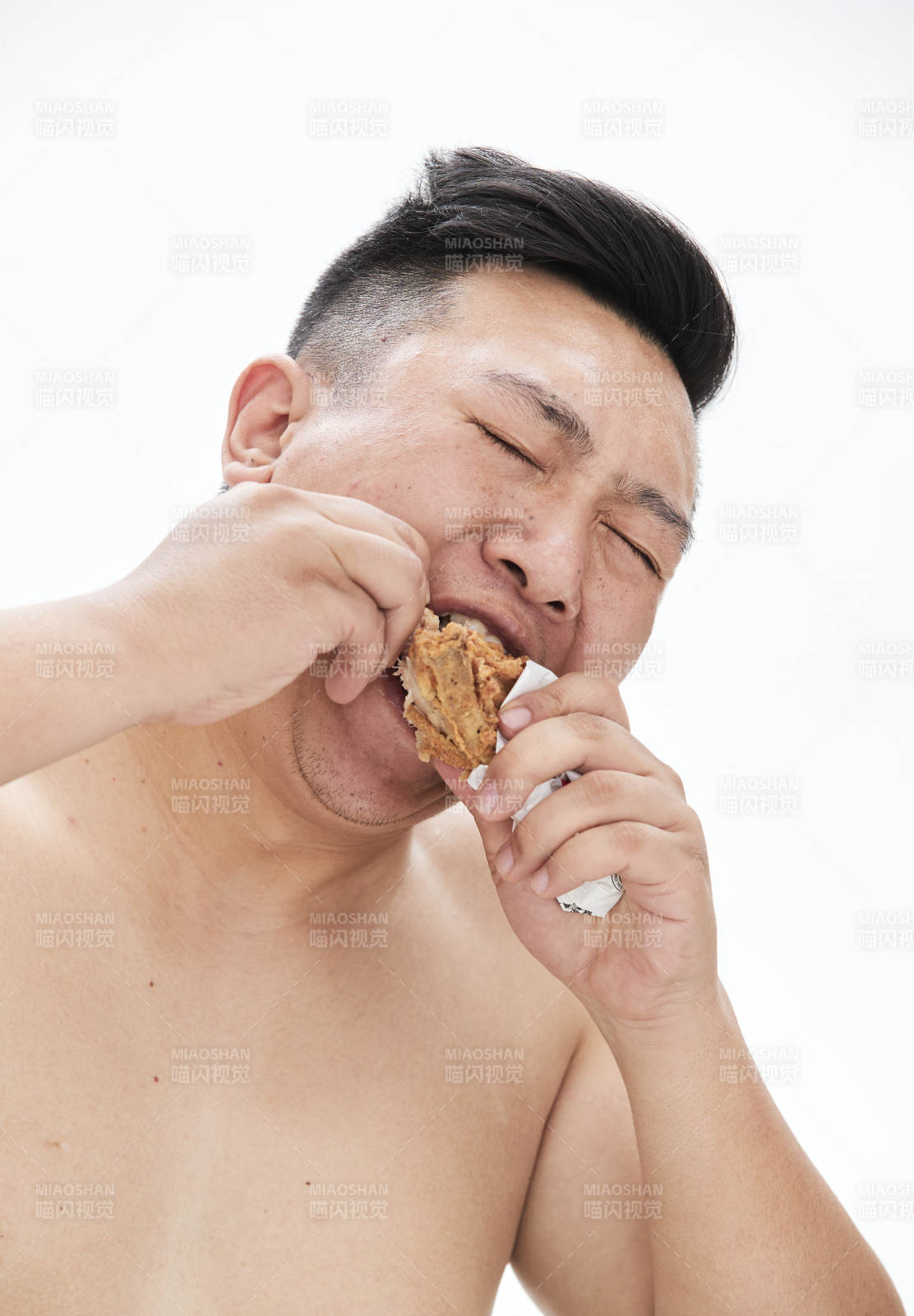 大吃特吃各种食物的肥胖亚洲男子图片