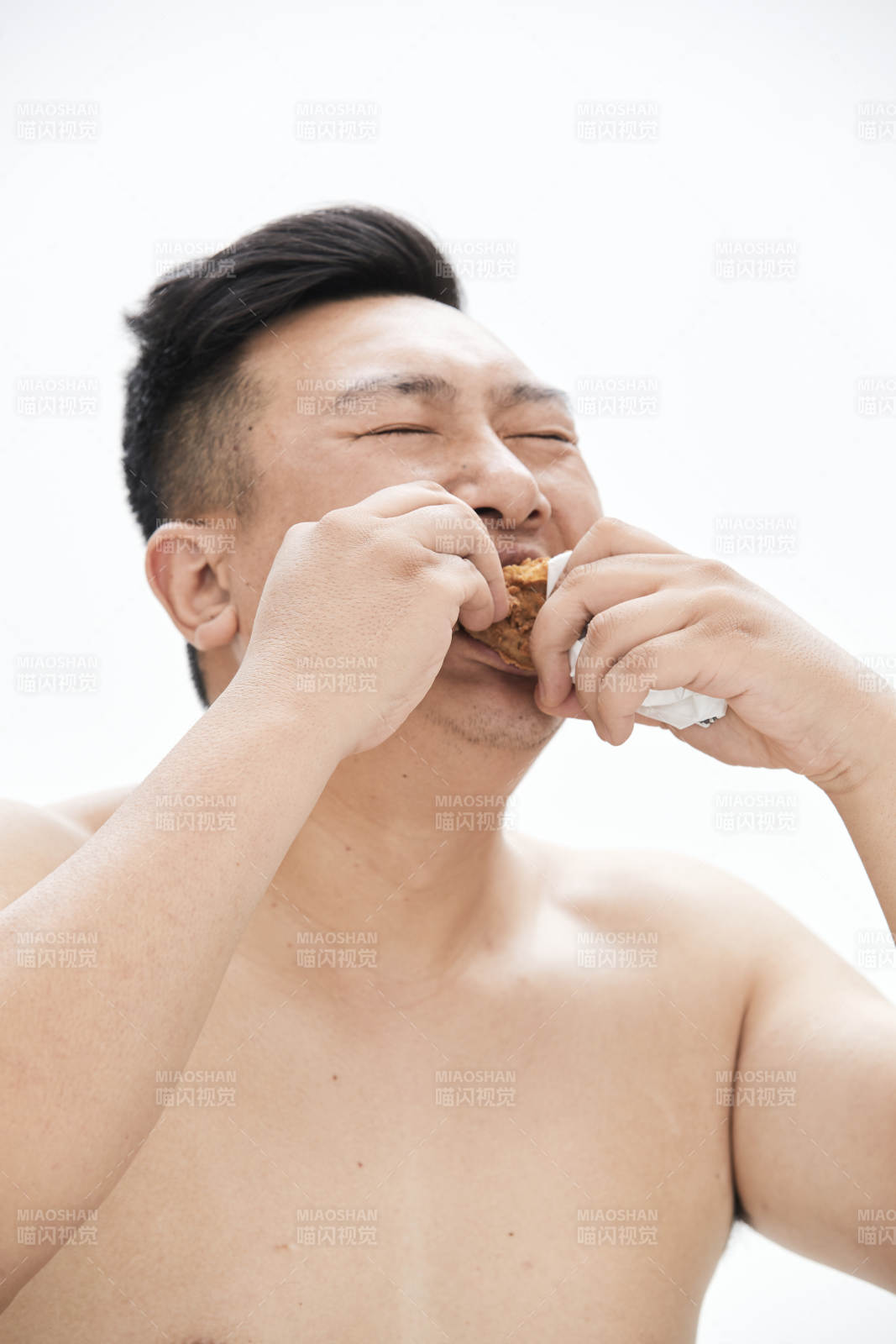 大吃特吃各种食物的肥胖亚洲男子图片