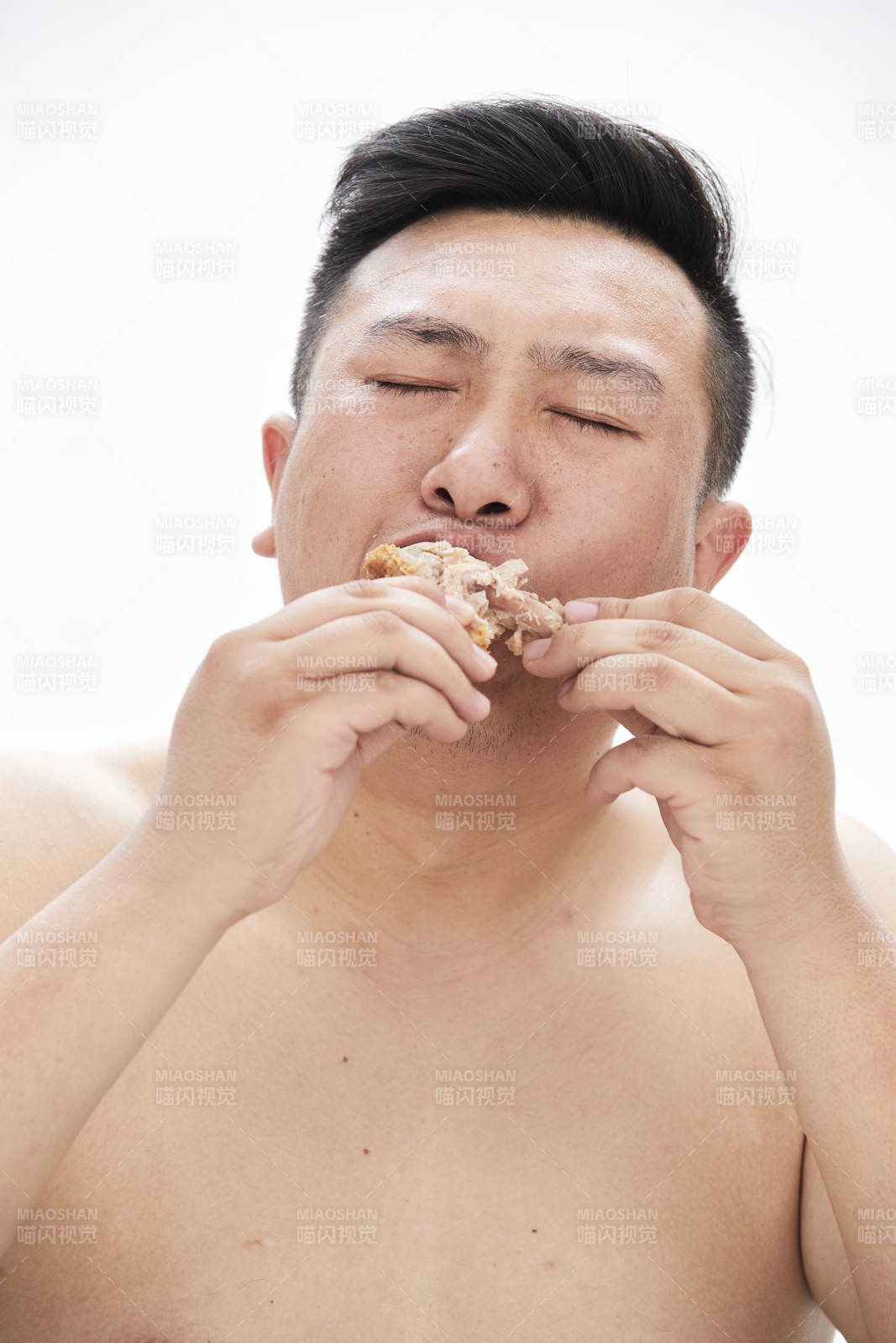 大吃特吃各种食物的肥胖亚洲男子图片