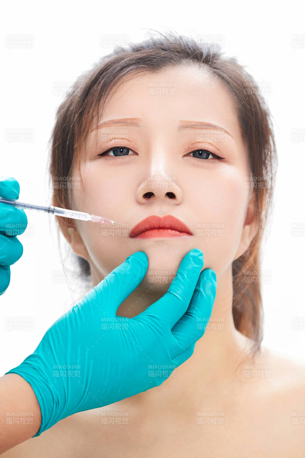 做面部注射整形的亚洲女士图片