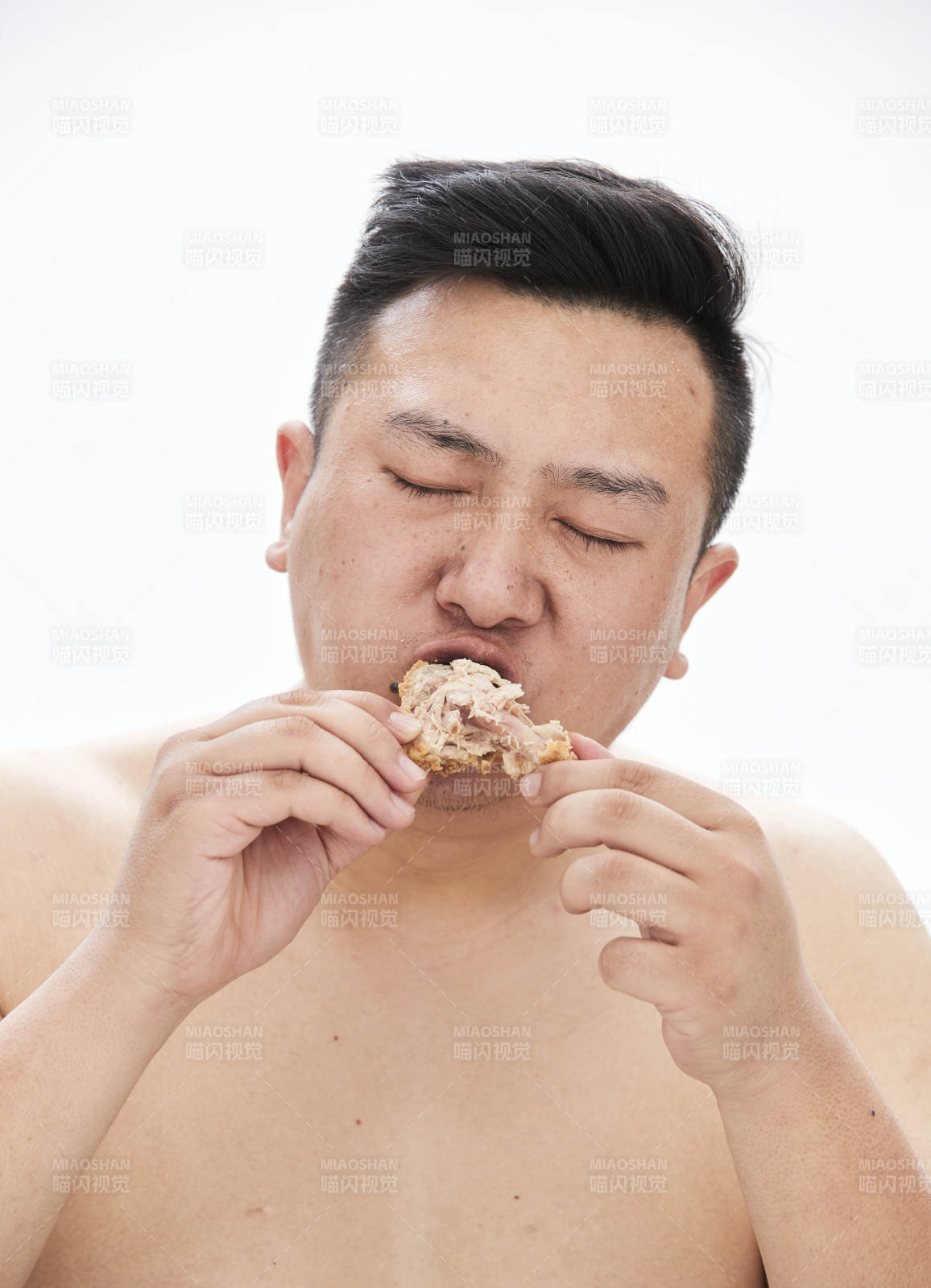 大吃特吃各种食物的肥胖亚洲男子图片