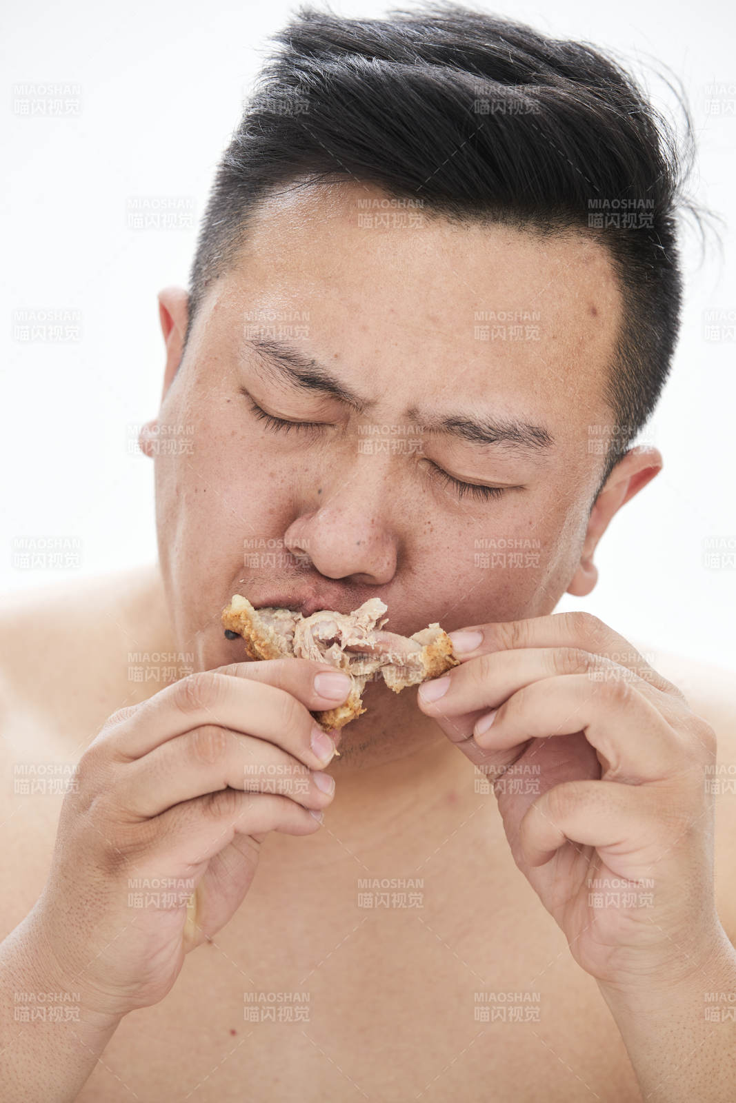 大吃特吃各种食物的肥胖亚洲男子图片