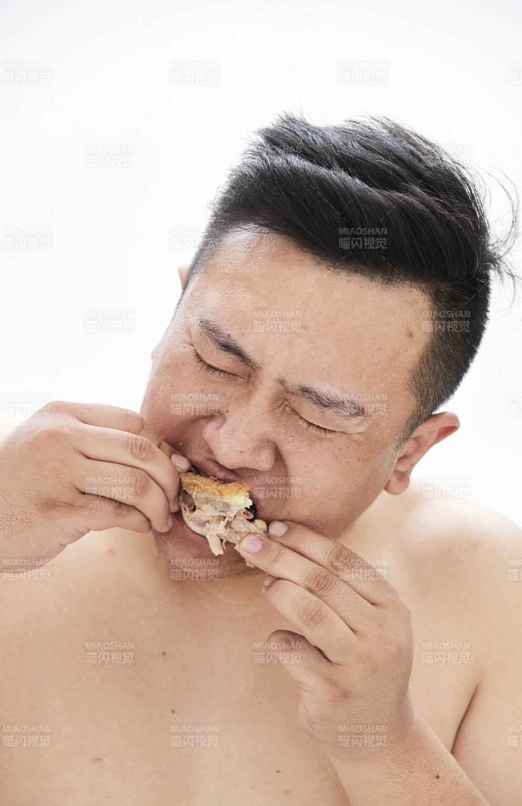 大吃特吃各种食物的肥胖亚洲男子图片