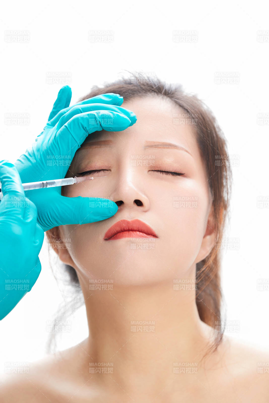 做面部注射整形的亚洲女士图片