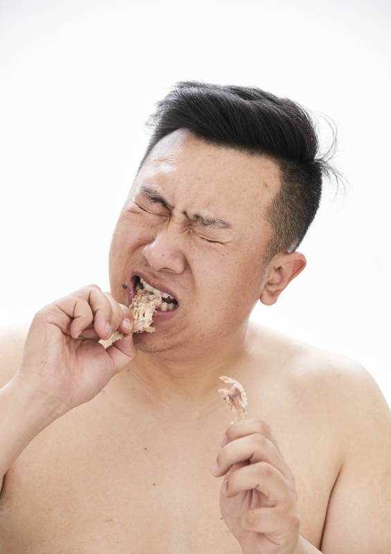 大吃特吃各种食物的肥胖亚洲男子图片