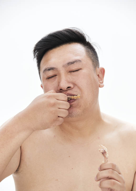 大吃特吃各种食物的肥胖亚洲男子图片