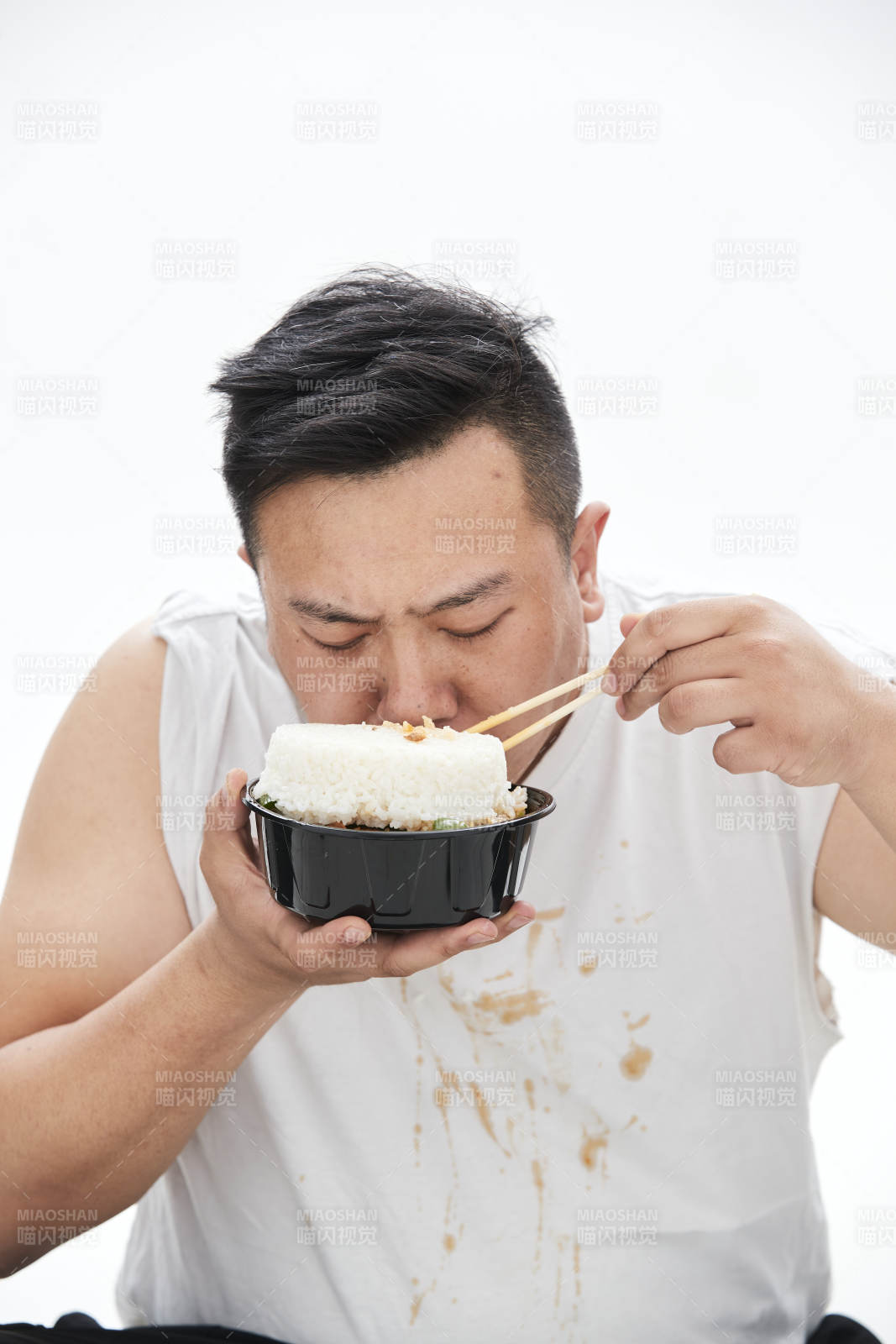 大吃特吃各种食物的肥胖亚洲男子图片