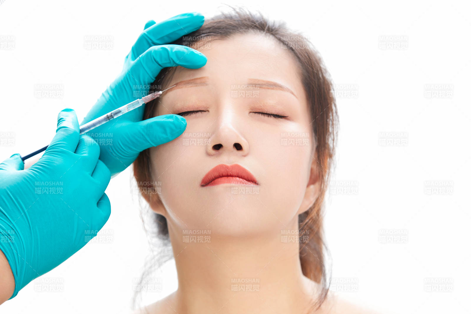 做面部注射整形的亚洲女士图片