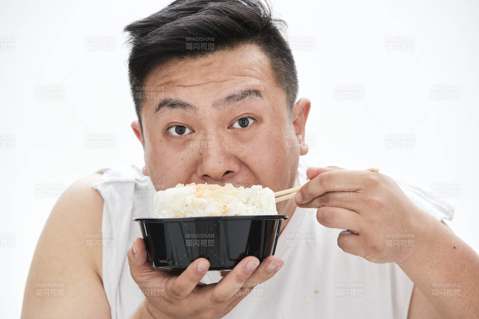 大吃特吃各种食物的肥胖亚洲男子图片