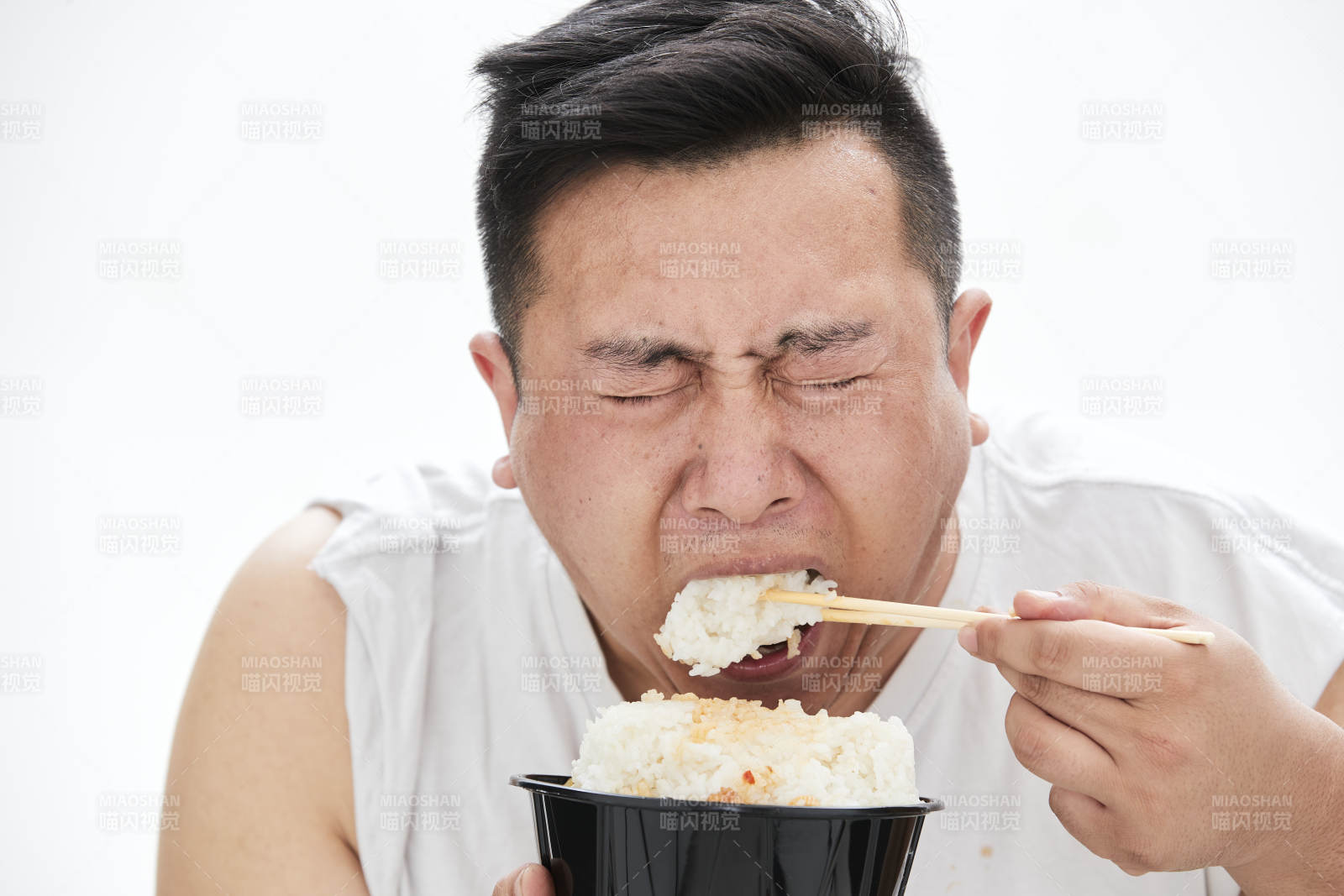 大吃特吃各种食物的肥胖亚洲男子图片