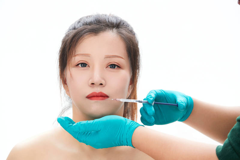 做面部注射整形的亚洲女士图片