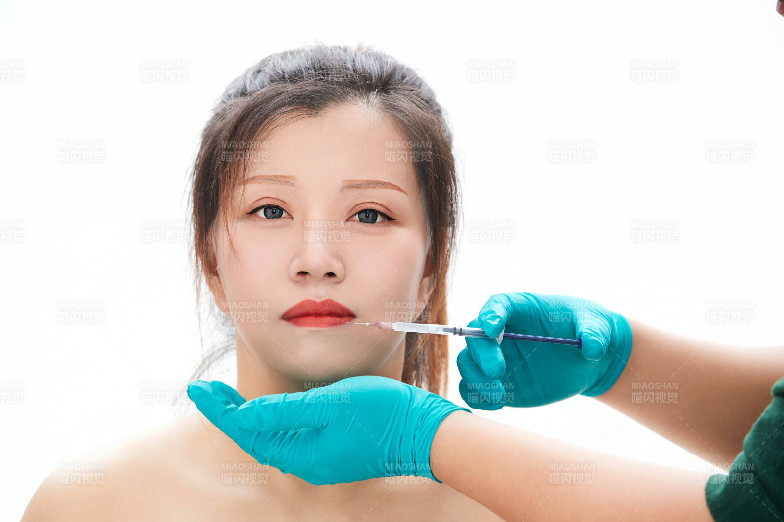 做面部注射整形的亚洲女士图片