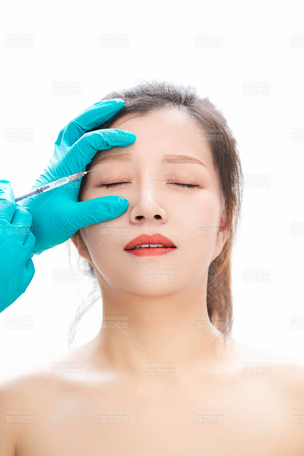 做面部注射整形的亚洲女士图片