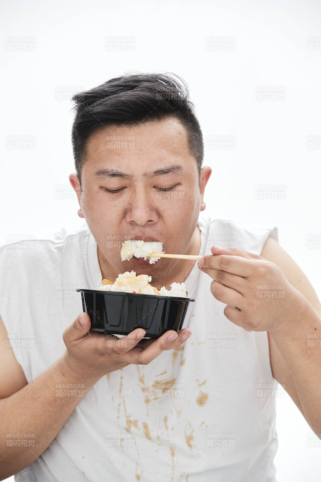 大吃特吃各种食物的肥胖亚洲男子图片