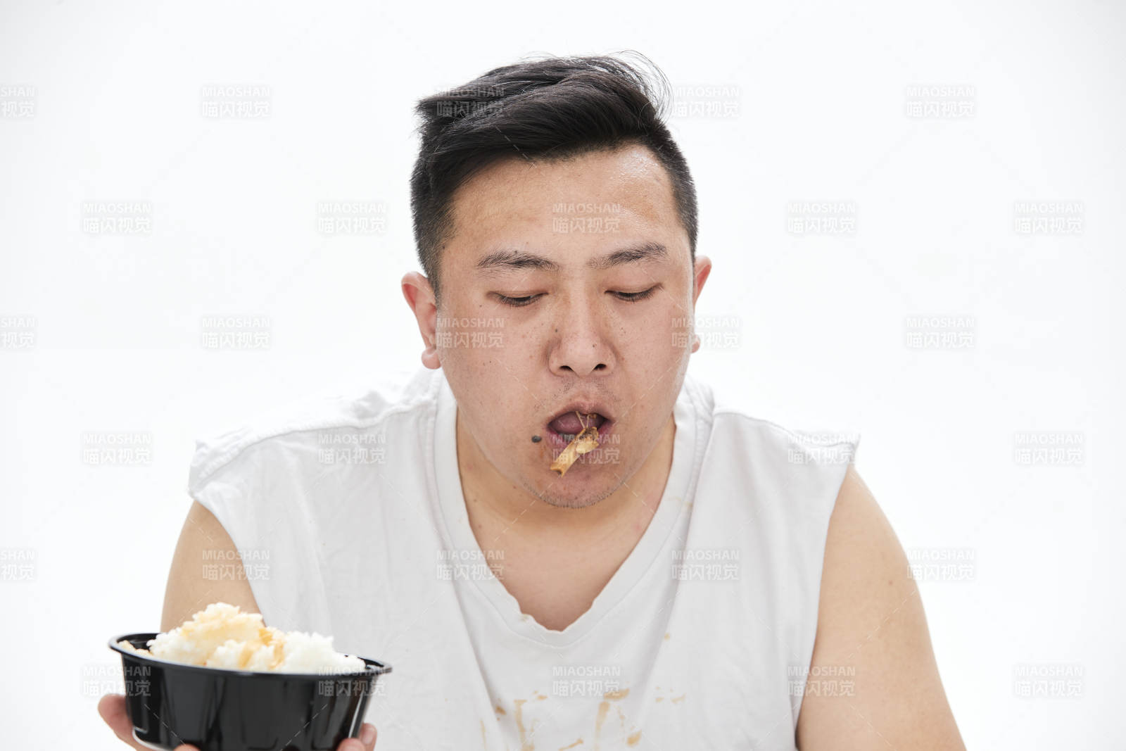 大吃特吃各种食物的肥胖亚洲男子图片