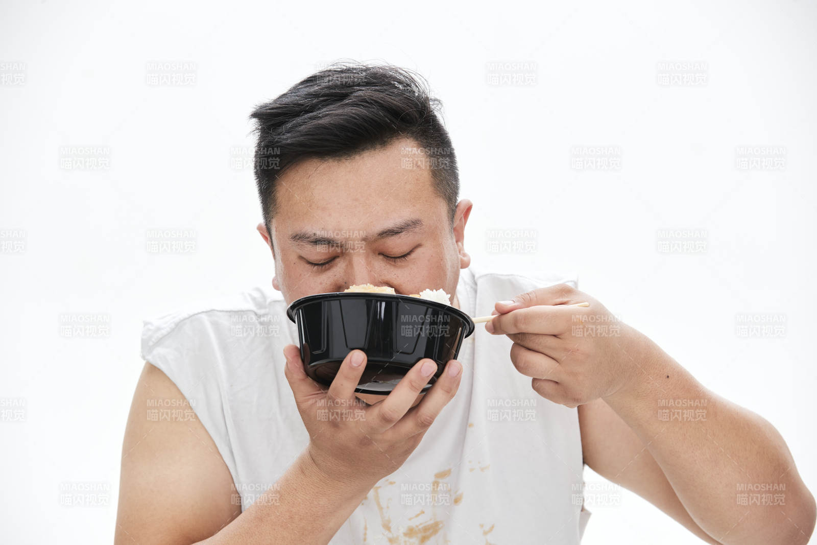 大吃特吃各种食物的肥胖亚洲男子图片