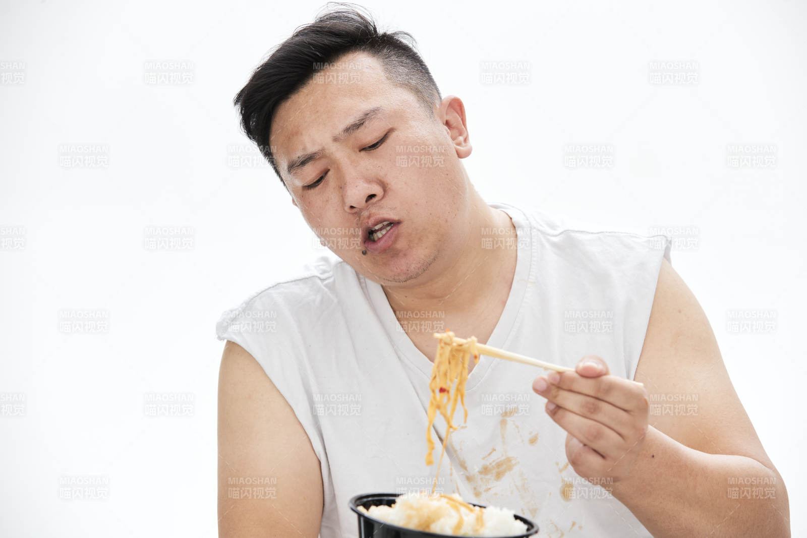 大吃特吃各种食物的肥胖亚洲男子图片