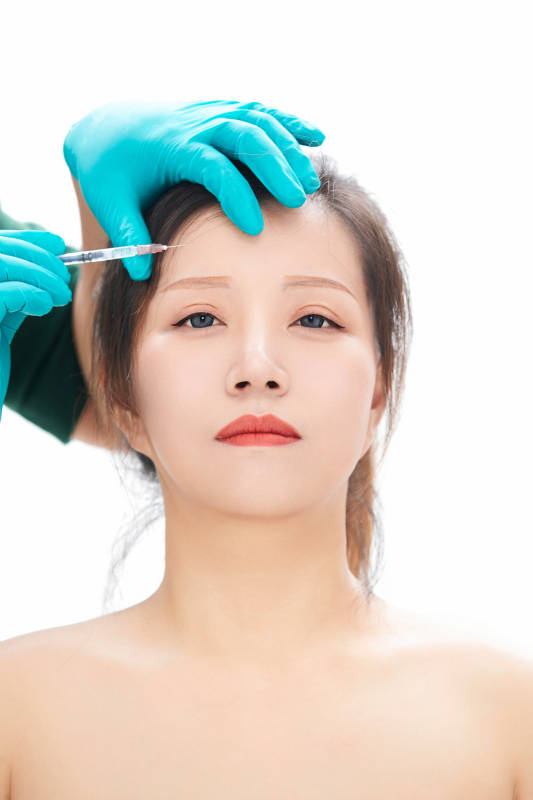 做面部注射整形的亚洲女士图片