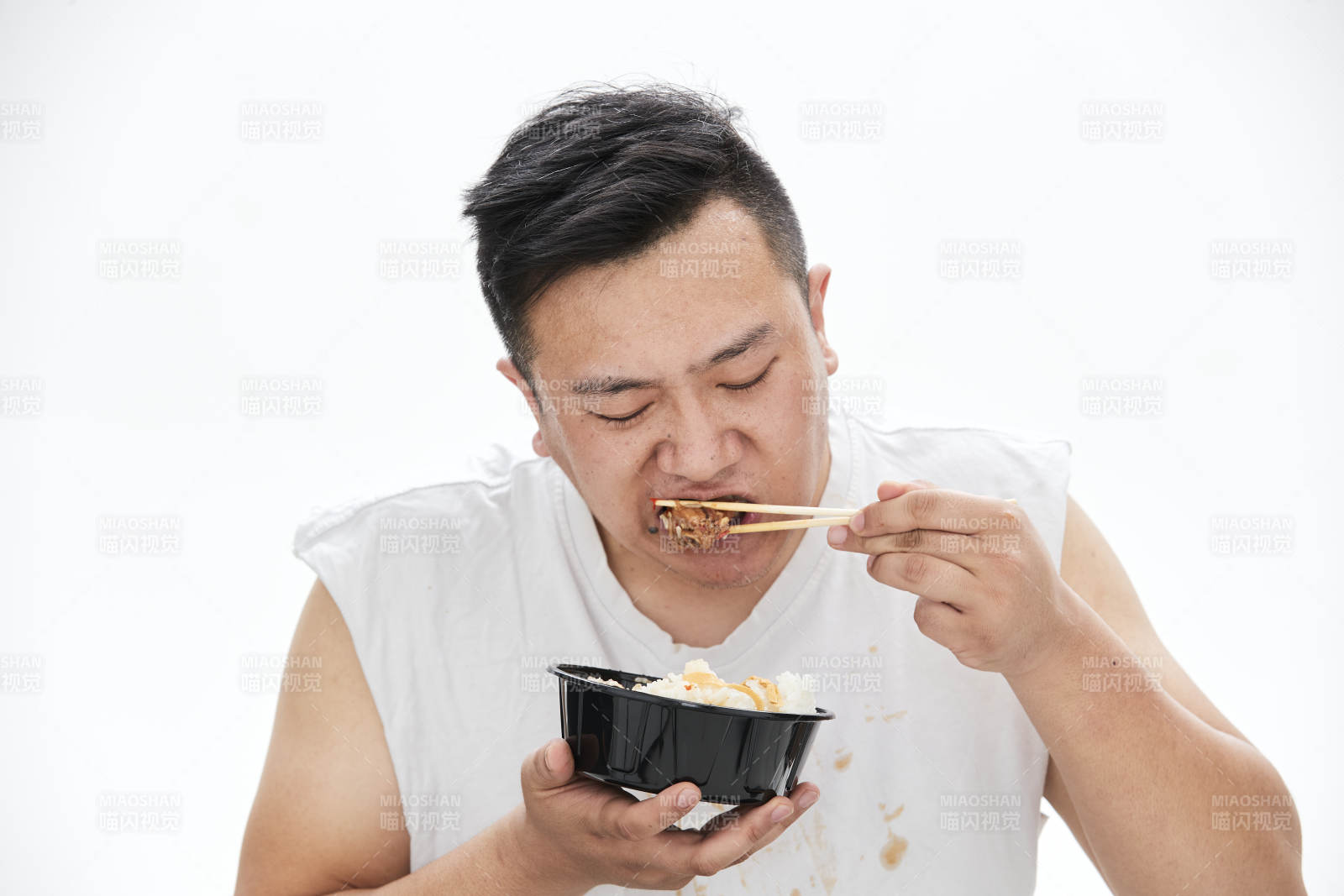 大吃特吃各种食物的肥胖亚洲男子图片