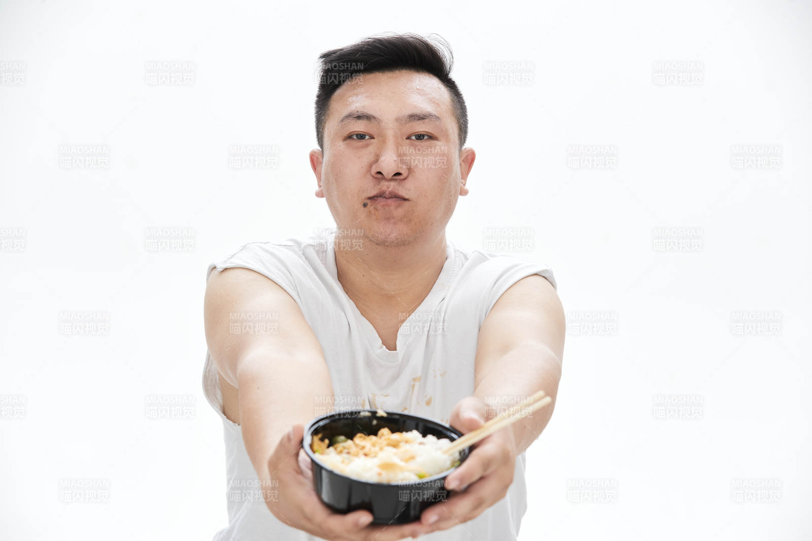 大吃特吃各种食物的肥胖亚洲男子图片