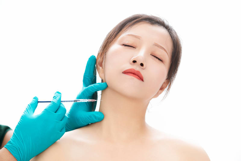 做面部注射整形的亚洲女士图片