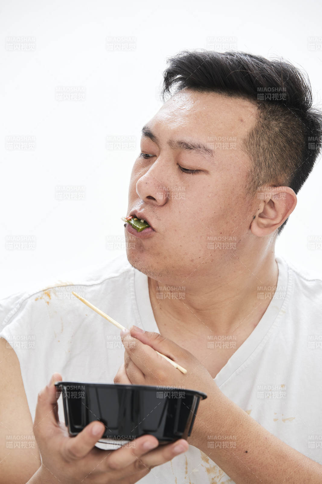 大吃特吃各种食物的肥胖亚洲男子图片