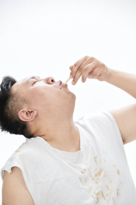 大吃特吃各种食物的肥胖亚洲男子图片