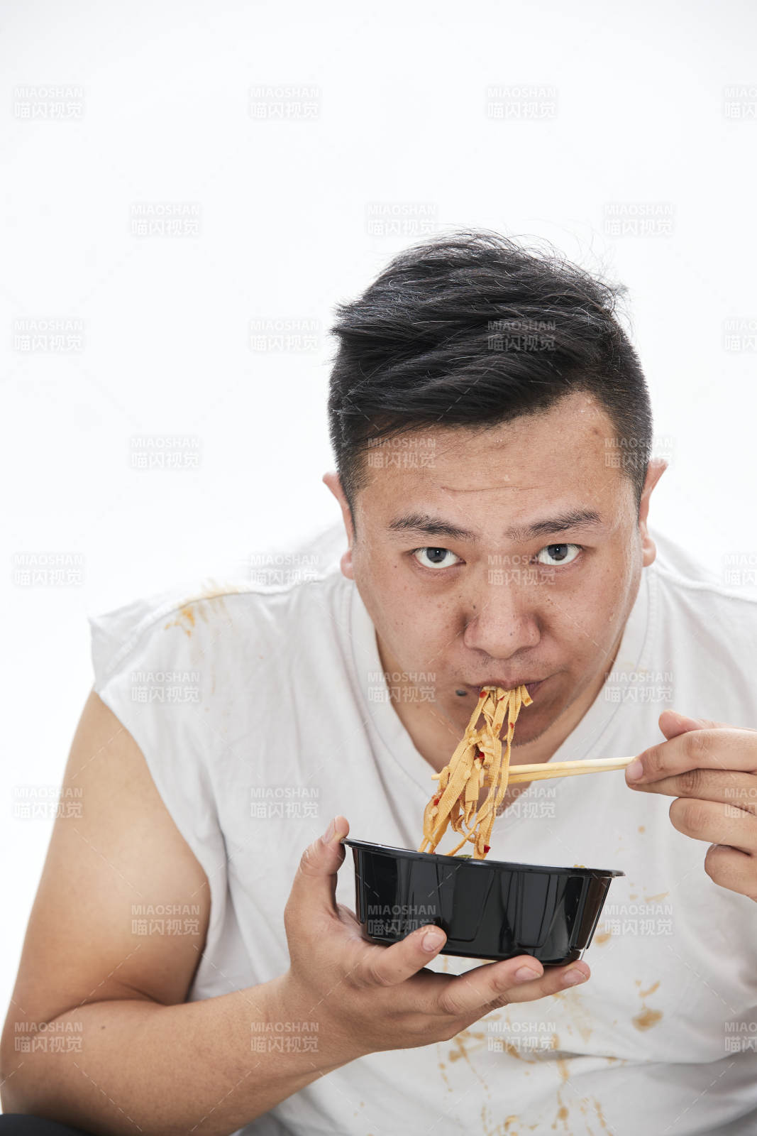 大吃特吃各种食物的肥胖亚洲男子图片