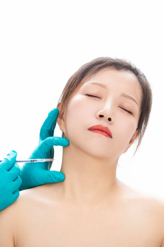 做面部注射整形的亚洲女士图片