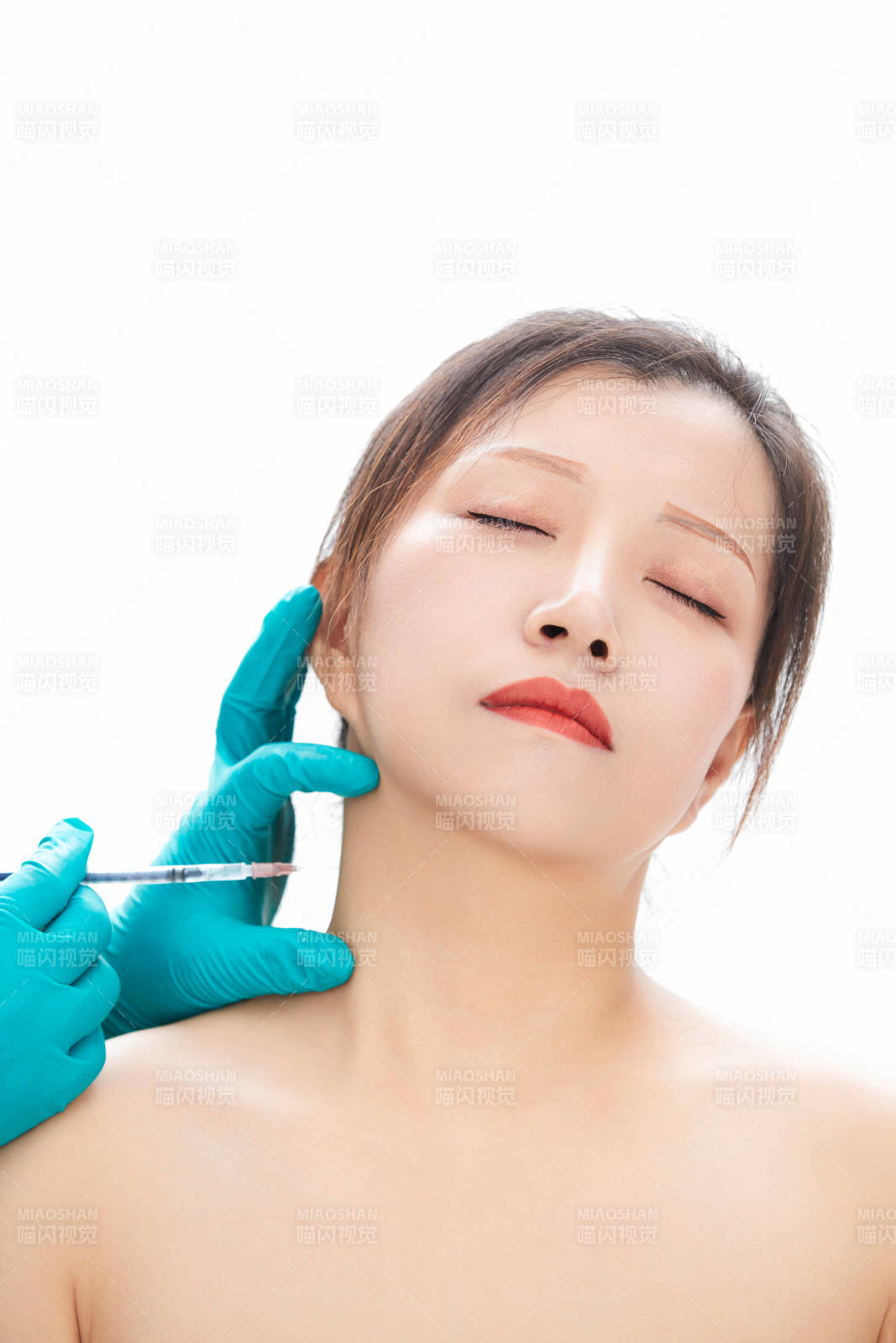 做面部注射整形的亚洲女士图片