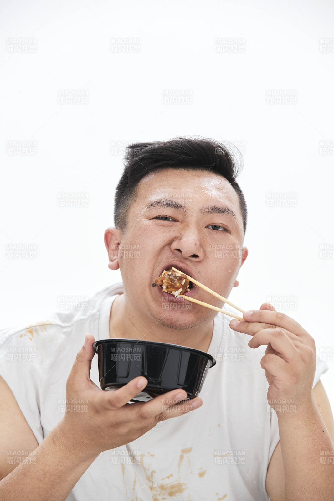 大吃特吃各种食物的肥胖亚洲男子图片