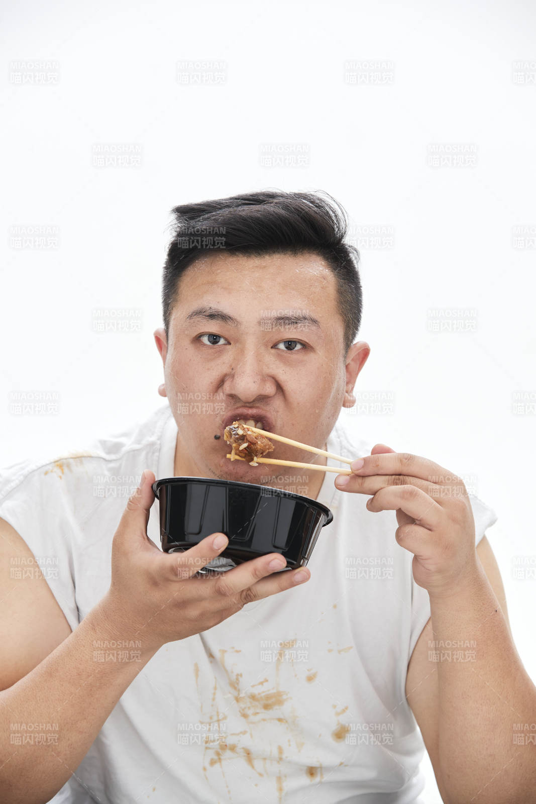 大吃特吃各种食物的肥胖亚洲男子图片