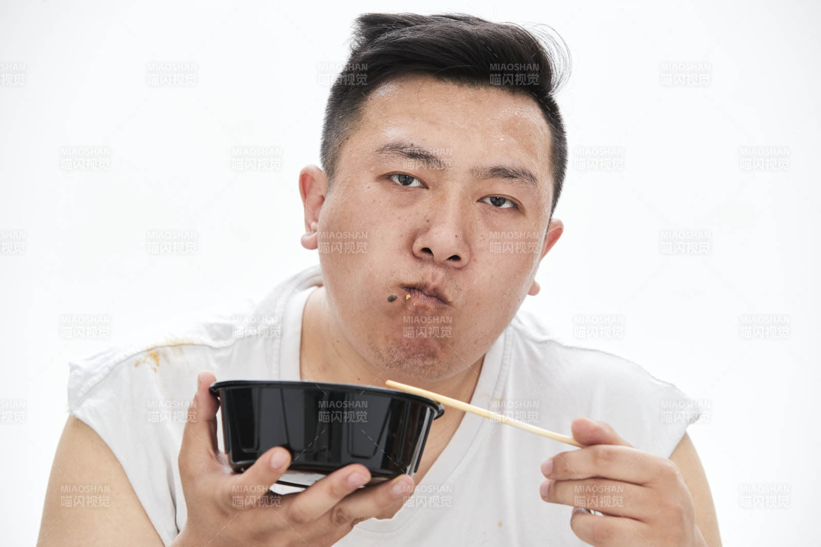 大吃特吃各种食物的肥胖亚洲男子图片