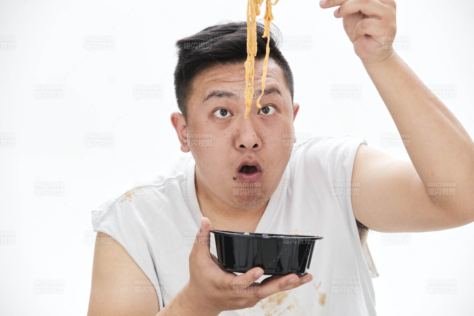 大吃特吃各种食物的肥胖亚洲男子图片