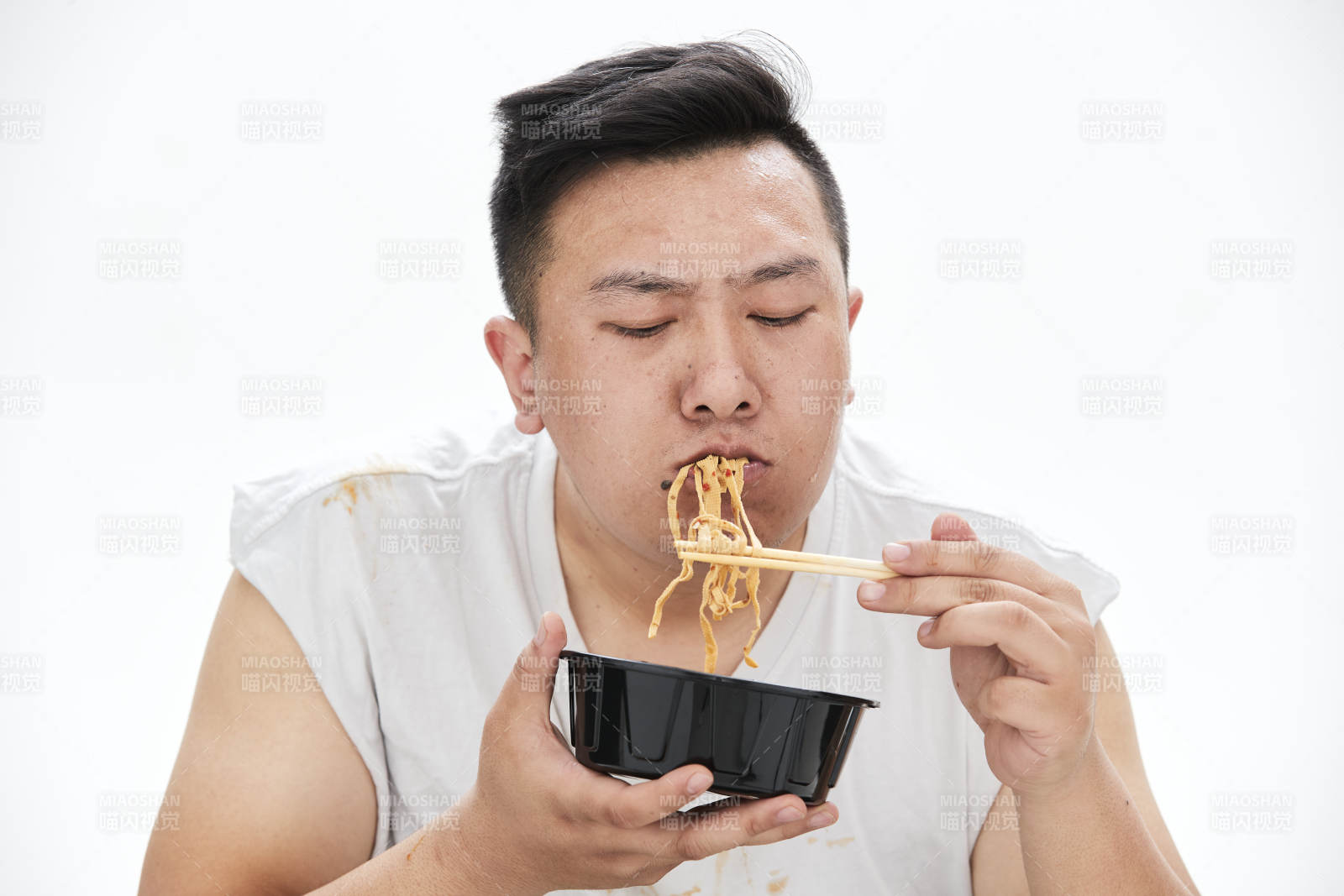 大吃特吃各种食物的肥胖亚洲男子图片