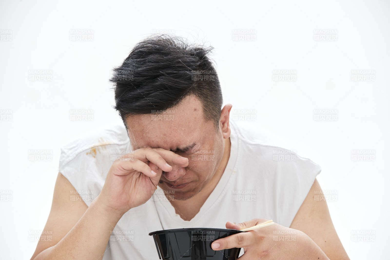 大吃特吃各种食物的肥胖亚洲男子图片