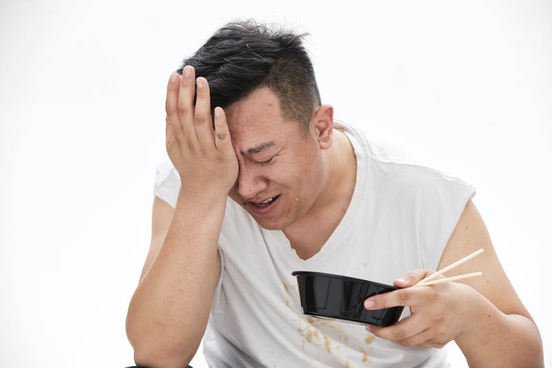 大吃特吃各种食物的肥胖亚洲男子图片