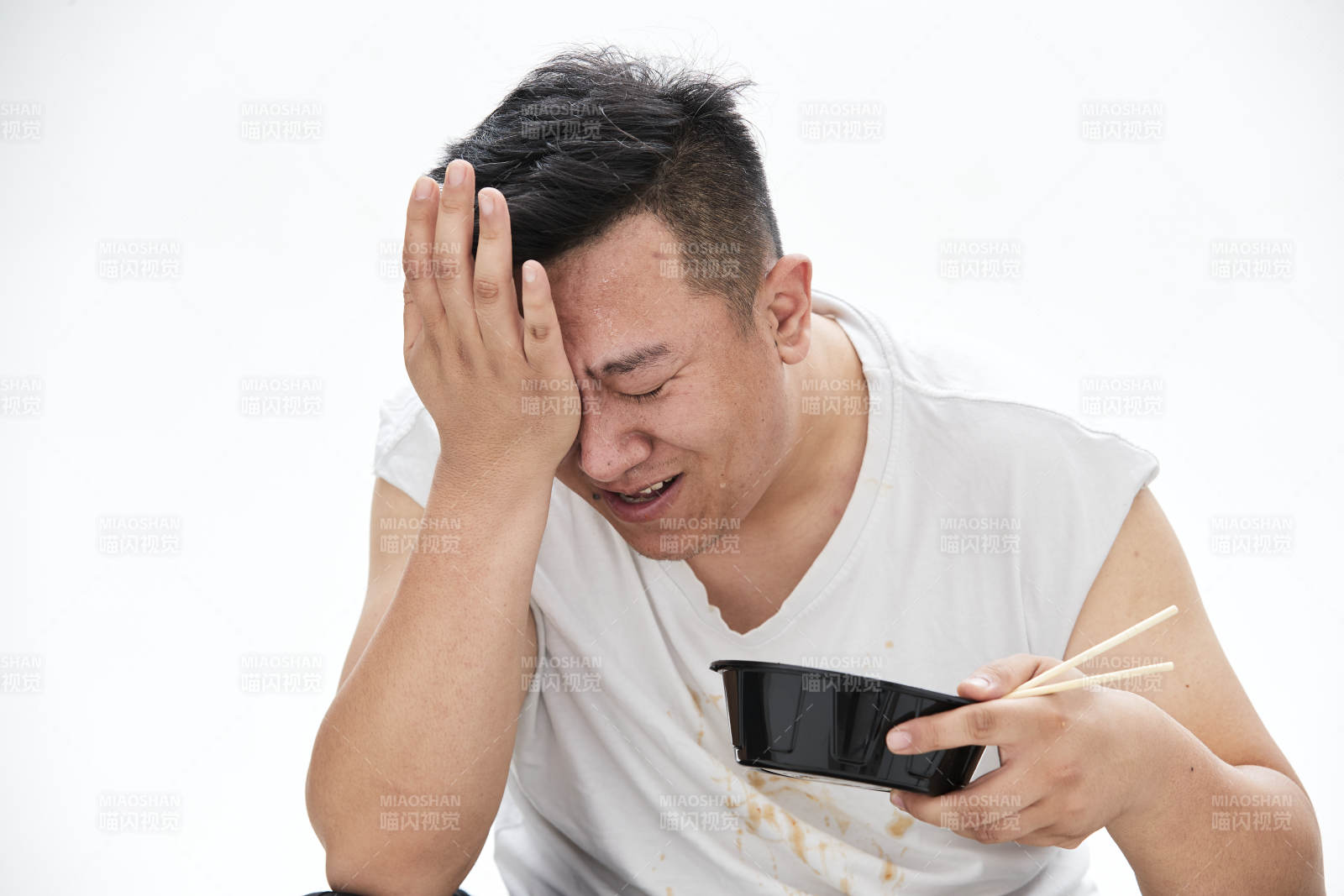 大吃特吃各种食物的肥胖亚洲男子图片