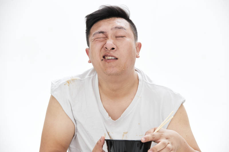 大吃特吃各种食物的肥胖亚洲男子图片