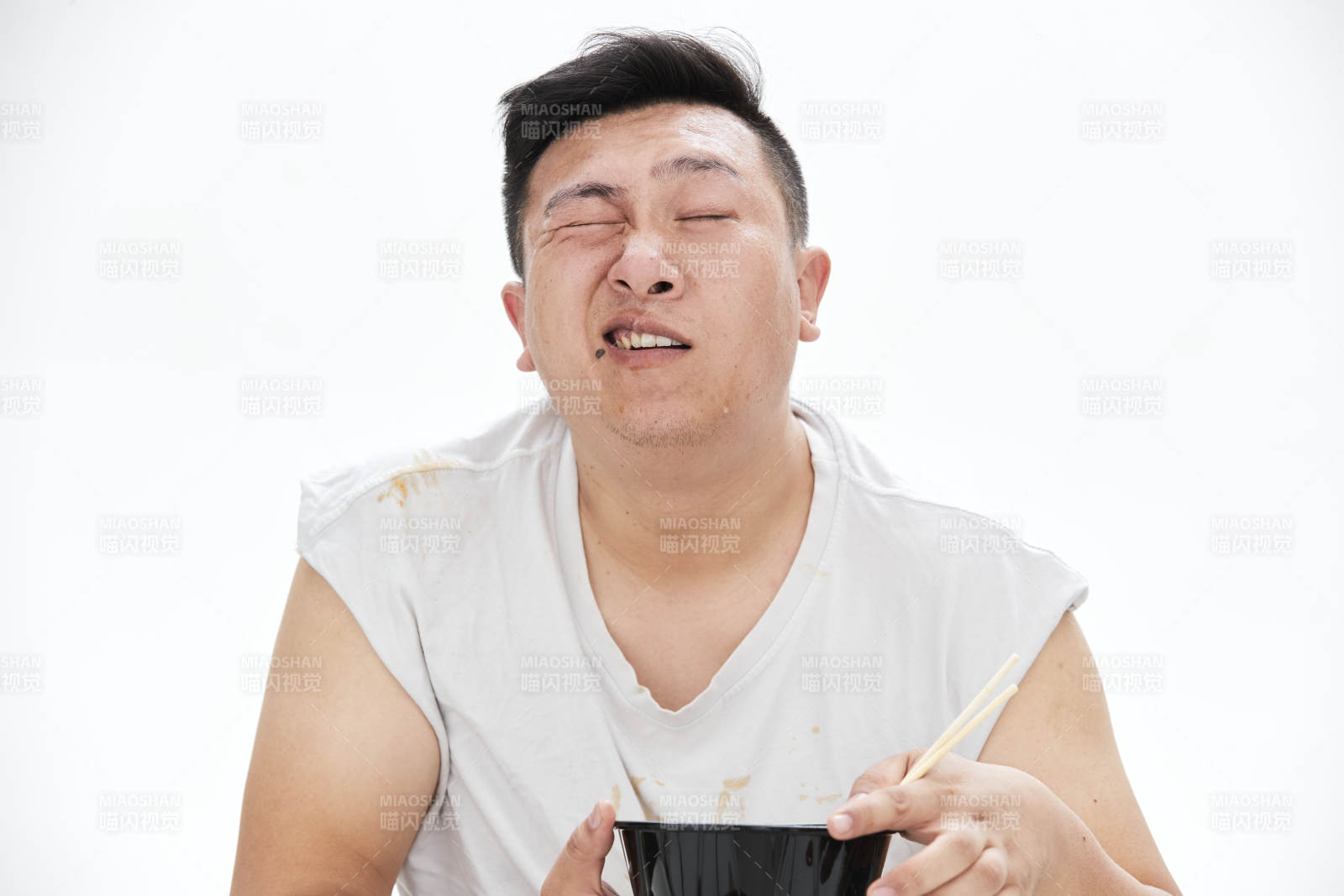 大吃特吃各种食物的肥胖亚洲男子图片